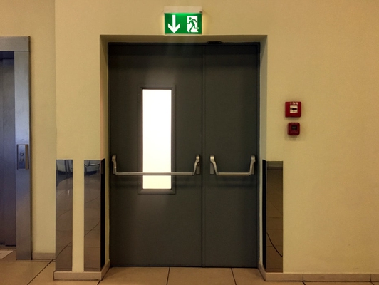 Здравствуйте. Изготавливаете двери 3 класса защиты по ПРИКАЗУ от 31 декабря 2014 г. N 1152 МВД России. Утепленные с системой анти паника. Если изготавливаете возможно посмотреть прайс. 
