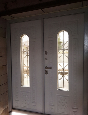 Двустворчатая белая дверь с ковкой