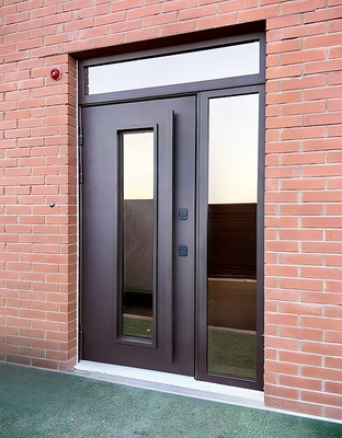 Нестандартная дверь с остеклением